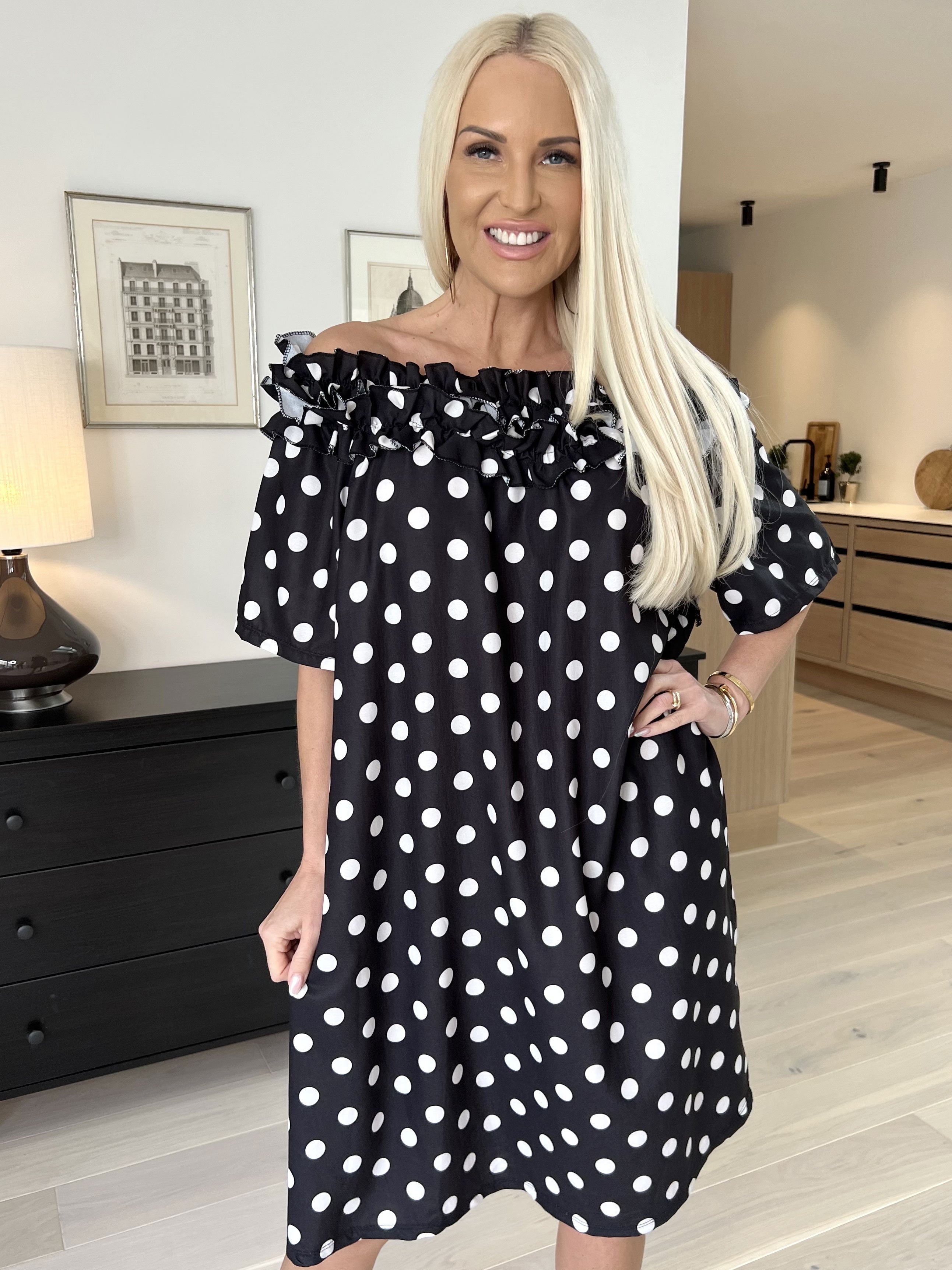 Chili Sleeveless Dress Dot - Klänning med prickar och volanger